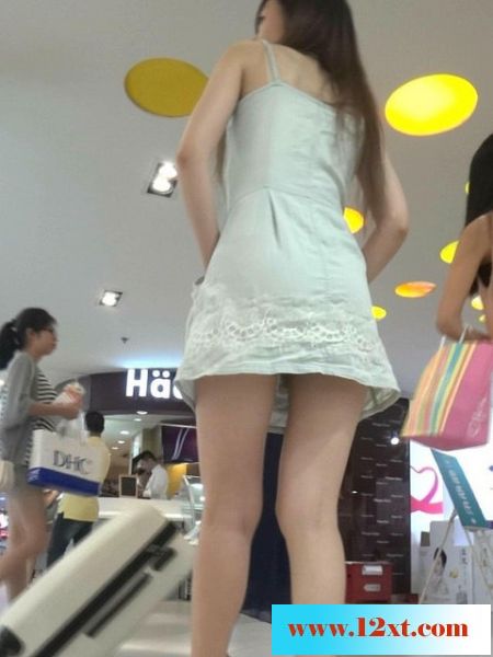 商场跟拍性感长腿美女，裙底黑内内好紧18P