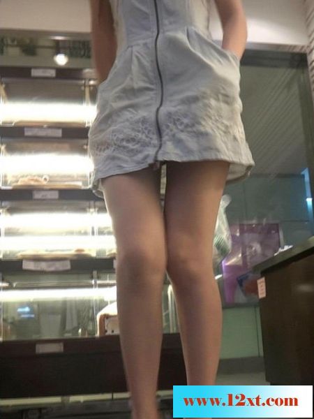 商场跟拍性感长腿美女，裙底黑内内好紧18P
