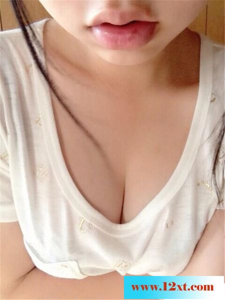 此女清纯，乳房甜美，速来欣赏15P