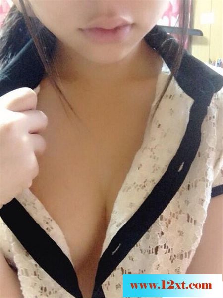 此女清纯，乳房甜美，速来欣赏15P
