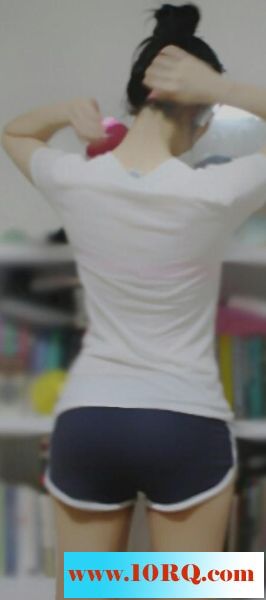 两个MM白皙修长的身体，你们看的出吗10P