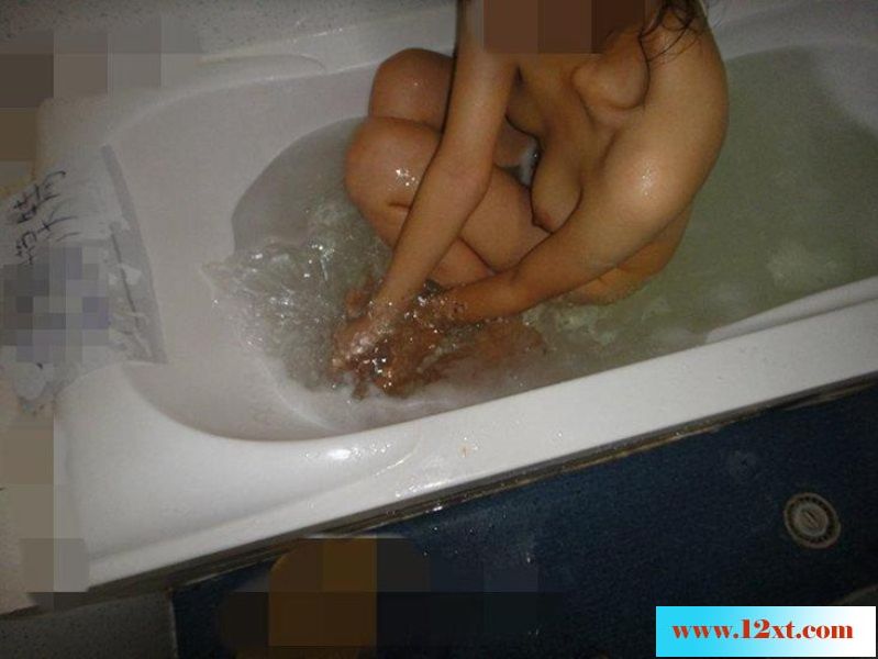浴池洗澡湿身诱惑让你看看我那淫荡女友[10P]&n