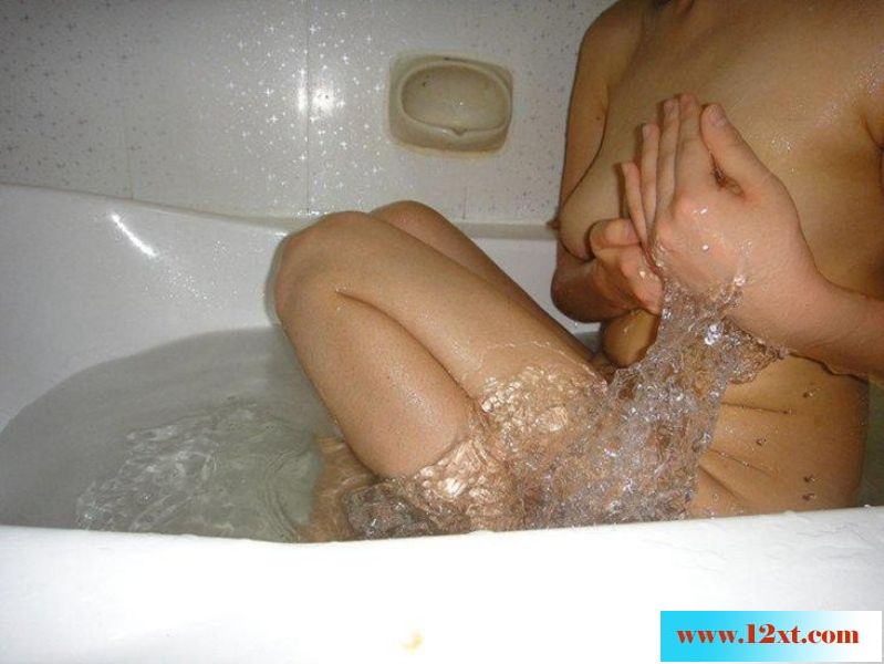 浴池洗澡湿身诱惑让你看看我那淫荡女友[10P]&n