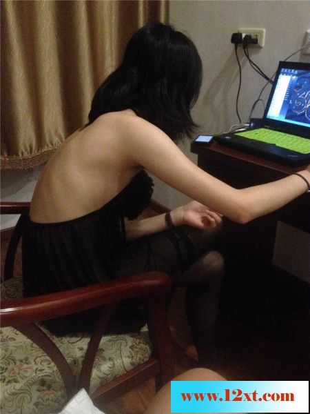 自家小妞生活性感美图，她爱玩游戏我爱玩她[