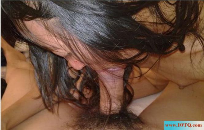 把漂亮情人按在地上草屄，跳蛋草屄女友舒服得