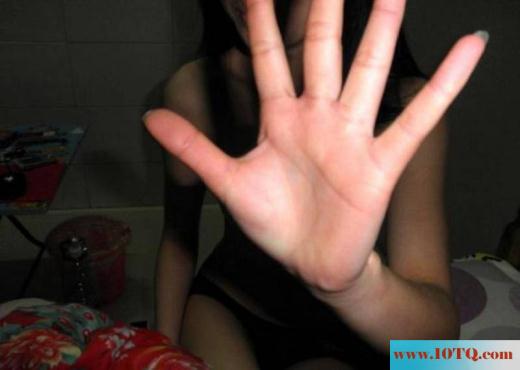 就住在隔壁单元的美少妇,乳头不仅大而且性欲强