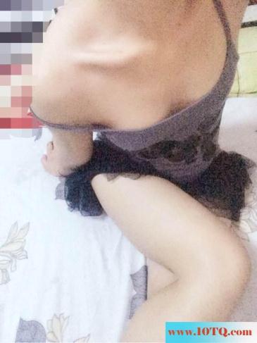 年纪不大胸部发育很完美，想狠狠的抓(25P)