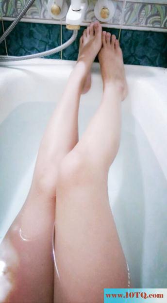我给她发微信，她说在洗澡(10P)
