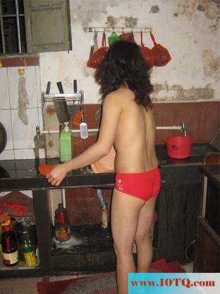 炎热夏季，农村妇女裸体在厨房做饭(16P)