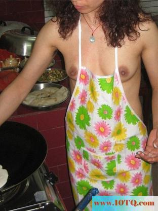 炎热夏季，农村妇女裸体在厨房做饭(16P)