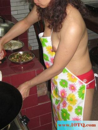 炎热夏季，农村妇女裸体在厨房做饭(16P)
