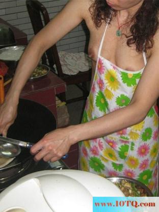 炎热夏季，农村妇女裸体在厨房做饭(16P)