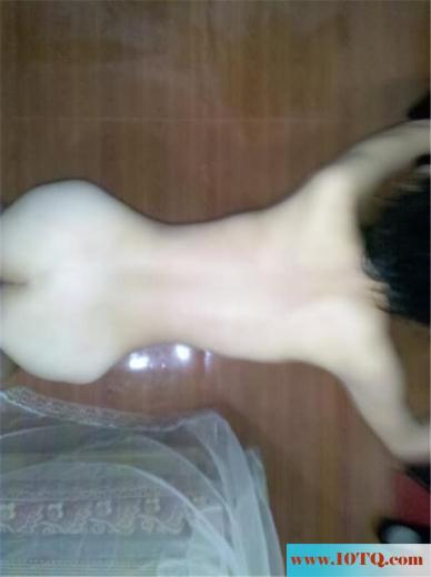 与女友小乐一下打发时间最后口爆(10P)