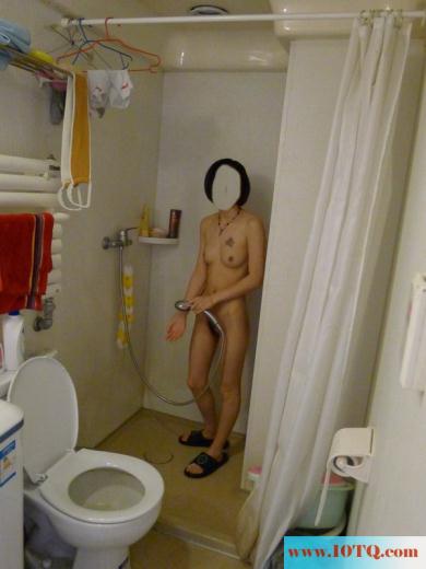 在我床上睡过的女孩，水很多，就是胸小点(10P