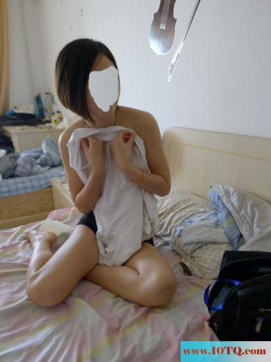 在我床上睡过的女孩，水很多，就是胸小点(10P