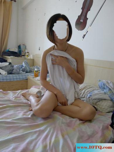 在我床上睡过的女孩，水很多，就是胸小点(10P