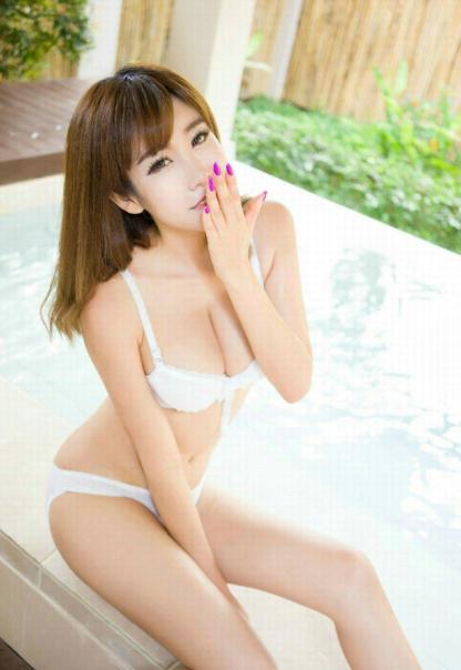 白衫漏洞装更显女性美【10P】