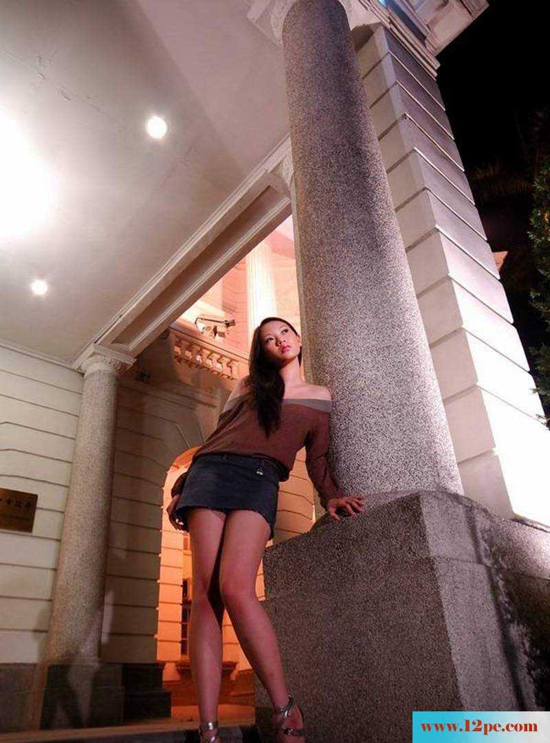 美腿展现在寂寞的夜里(13P)