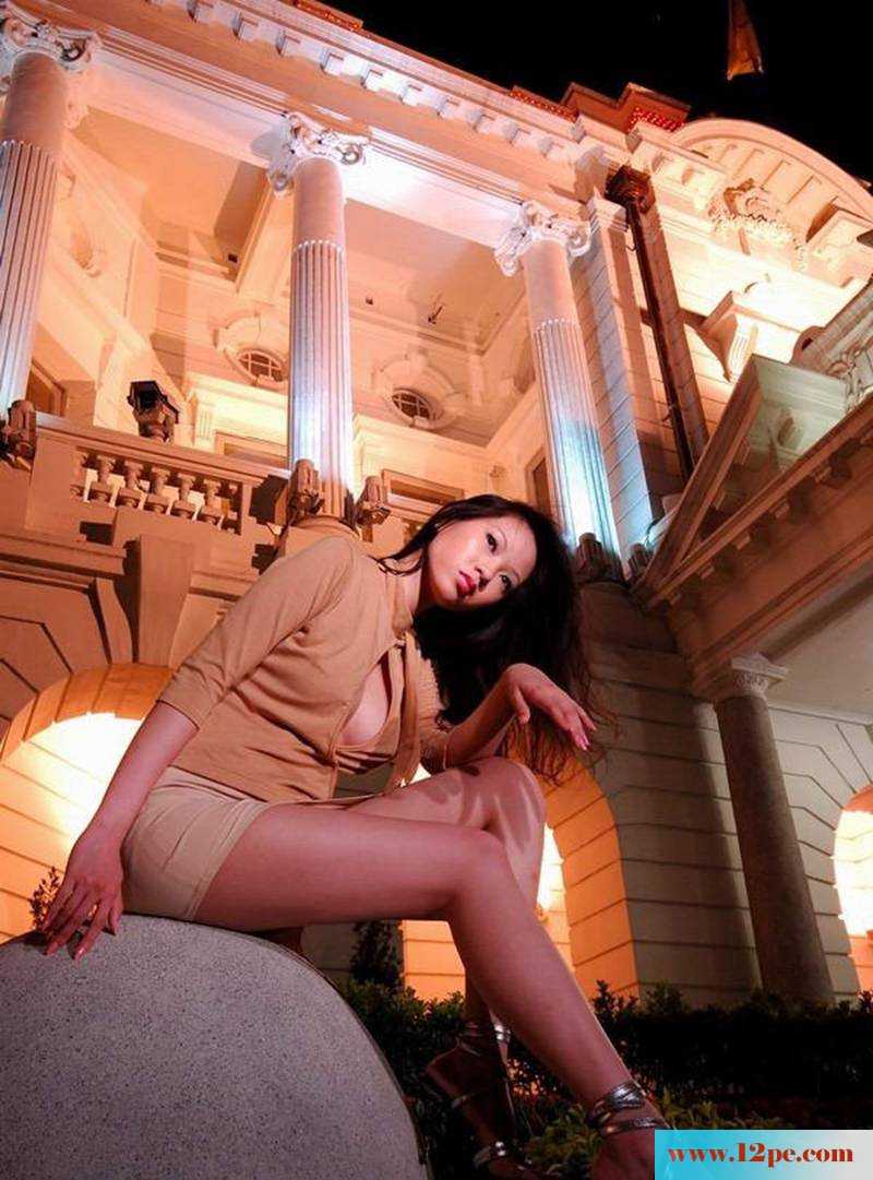 美腿展现在寂寞的夜里(13P)