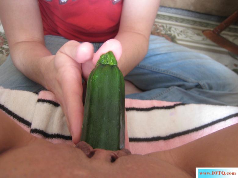 骚女就喜欢用蔬菜自慰(17P)