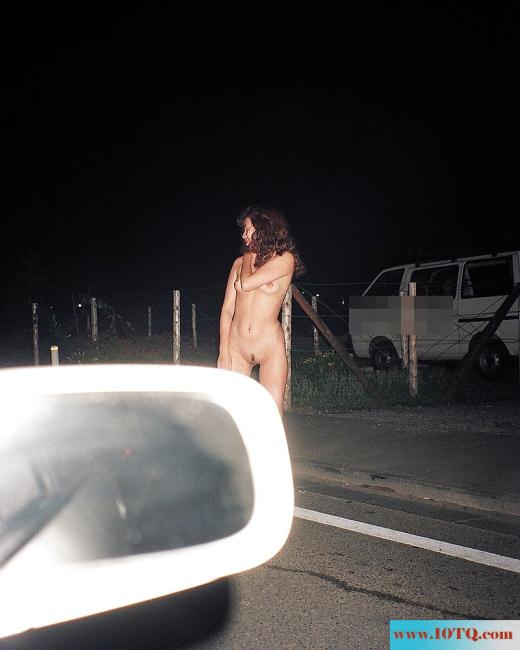 熟女户外露出顺便屙一泡尿(11P)
