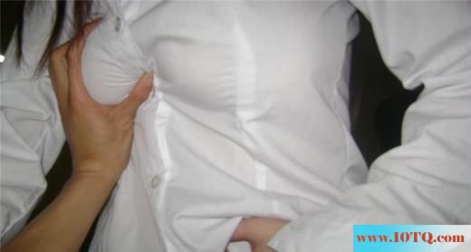 淫女衣服都没脱完都已经爬上来了(18P)