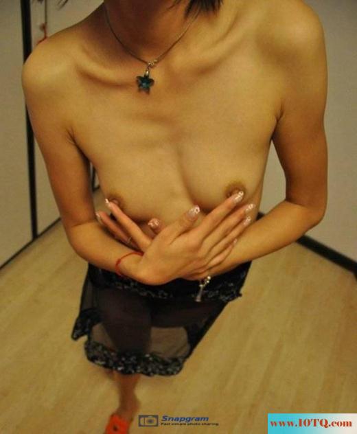 骚骚的女友赤裸裸的肚兜诱惑(13P)