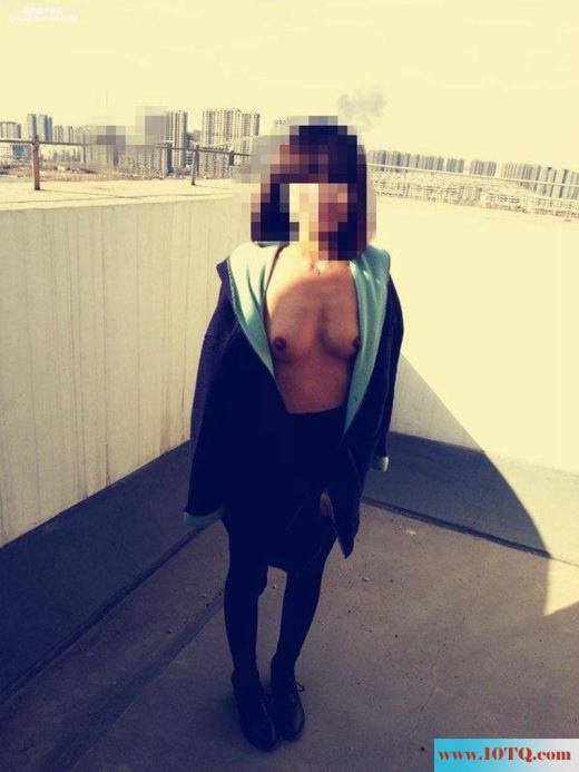 带着女友去楼顶发骚尿尿(13P)