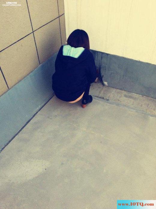 带着女友去楼顶发骚尿尿(13P)