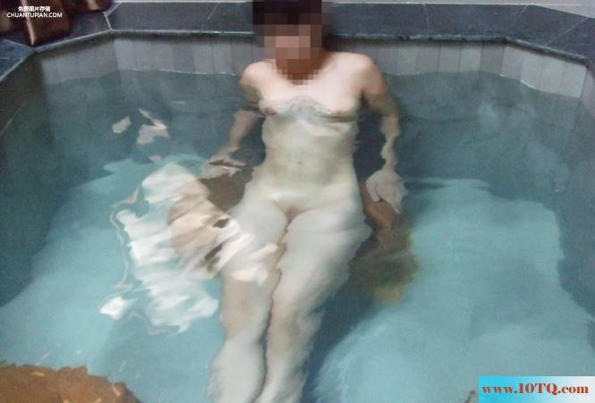 极品身材的白虎老婆被我后入(10P)