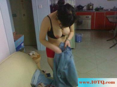 家居少妇在家里喜欢不穿衣服露出奶子说比较爽
