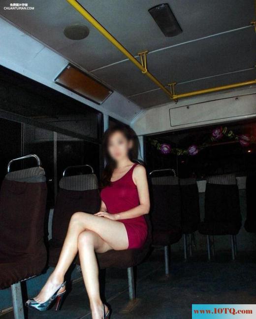 凌晨带老婆去无人的看守公交车上外拍(15P)