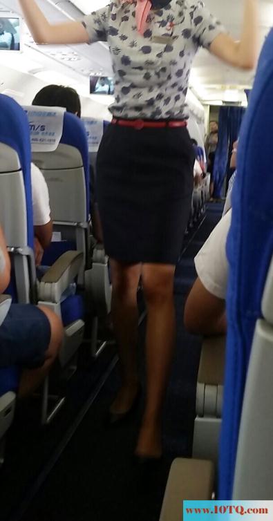 在航班上偷拍空姐身材(10P)