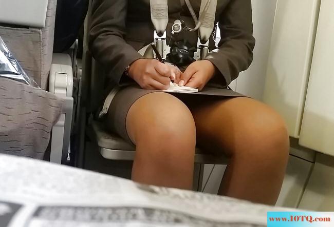 在航班上偷拍空姐身材(10P)