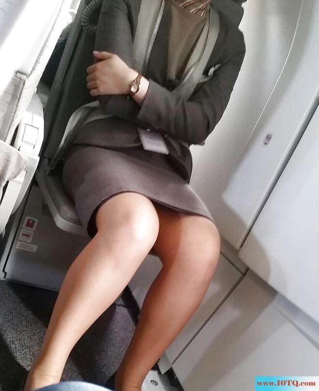 在航班上偷拍空姐身材(10P)