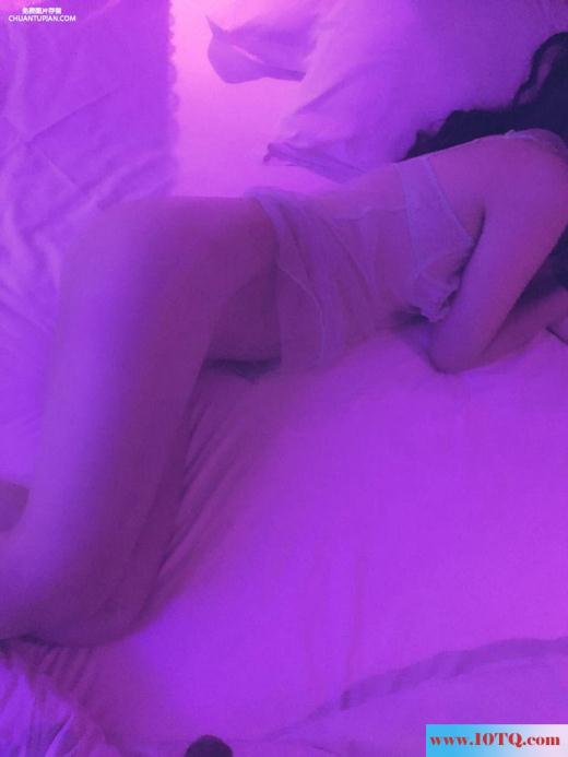 白嫩女友就是喜欢自拍照片存手机里(10P)