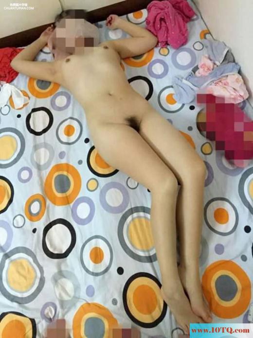 掰开老婆那修长的美腿长枪深深擦入阴道(10P)