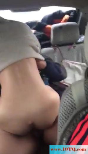 跟我的极品小女友当着司机面车震,小女友还用手