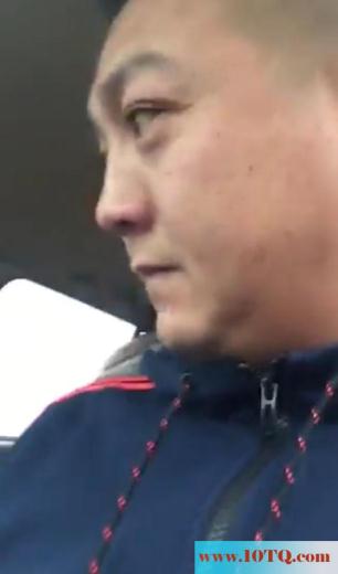 跟我的极品小女友当着司机面车震,小女友还用手