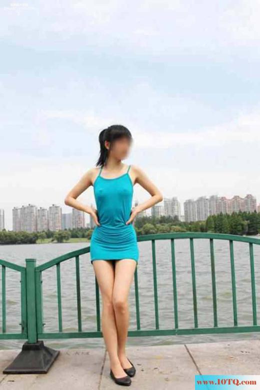 湖蓝色吊带裙的外拍诱惑(12P)