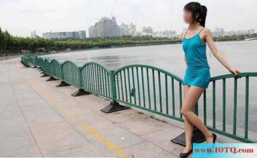 湖蓝色吊带裙的外拍诱惑(12P)