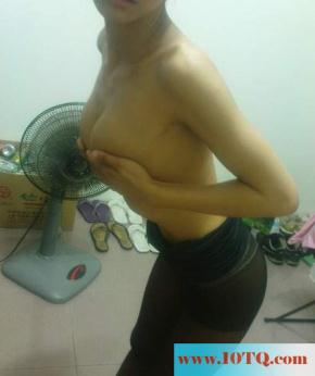 女友穿黑丝在家自拍给我看(10P)
