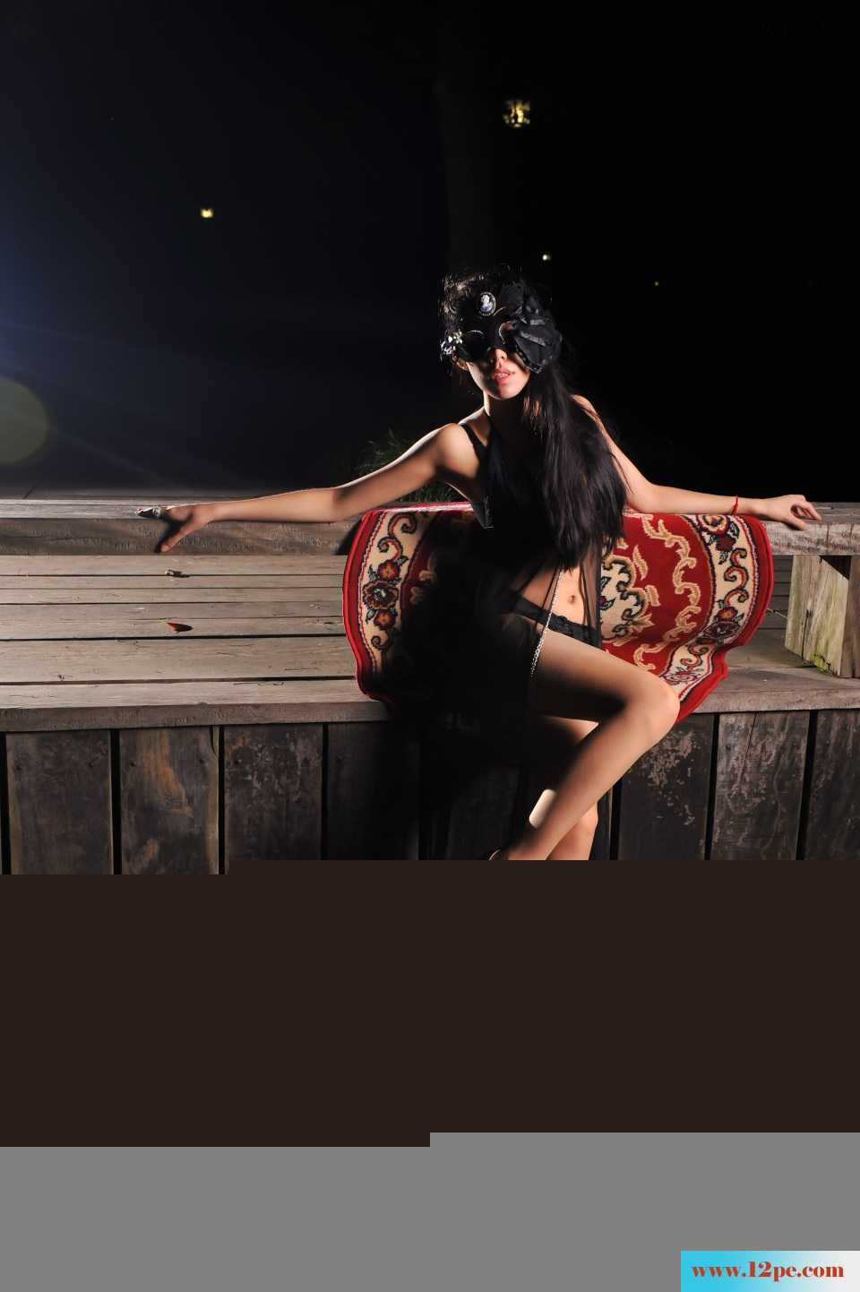 坐在木桥上的黑纱裙内衣美女完美的身材【24P】