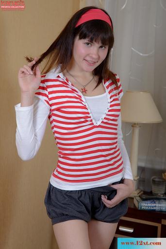 娇小的黑发美人吸鸡巴(14P)