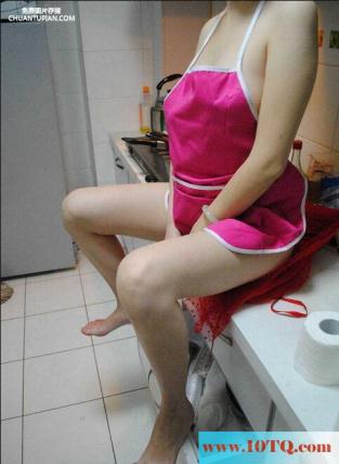 熟女裸身穿围裙进了厨房(19P)