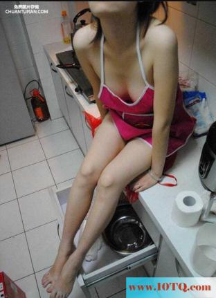 熟女裸身穿围裙进了厨房(19P)