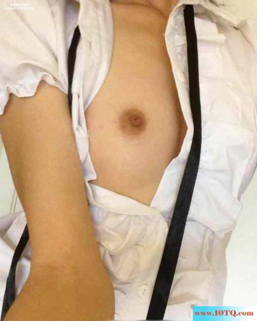 微乳的女友看似清纯实则骚的不得了(12P)