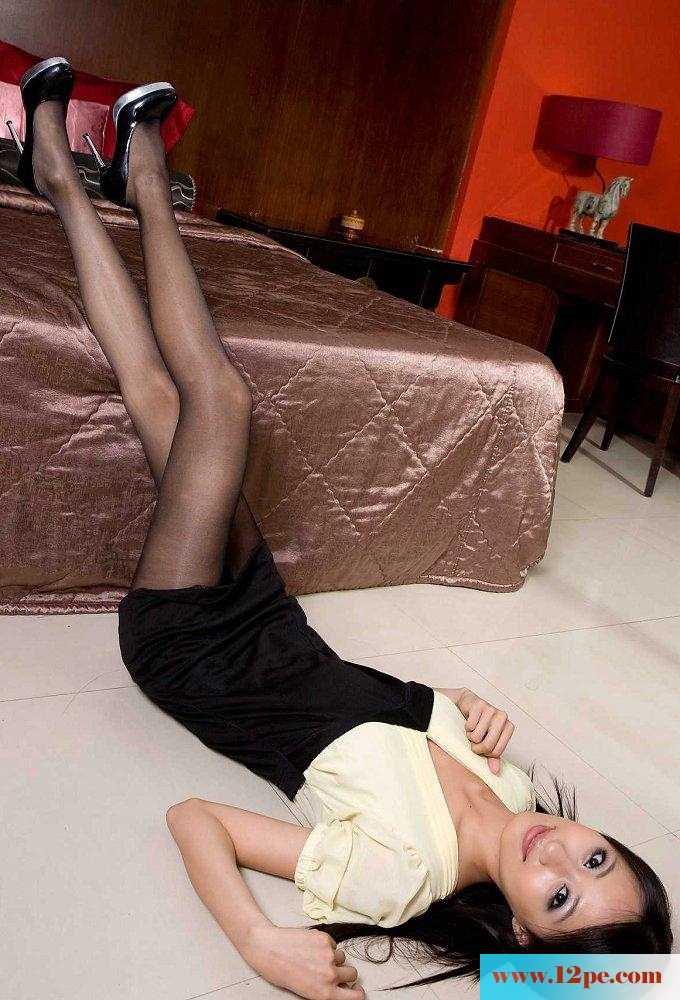 清纯妹子好细长的黑丝美腿实在是诱惑人心啊(