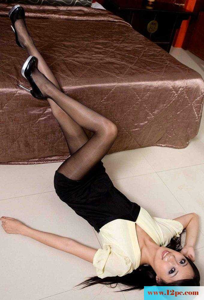 清纯妹子好细长的黑丝美腿实在是诱惑人心啊(