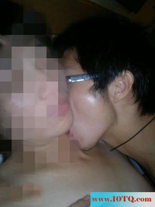 小三生日，叫个小伙子一起如家3P作为生日礼物